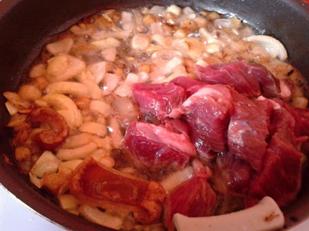 Hovädzie kocky na smotane s klobásou a fazuľkami (fotorecept) - obrázok 7