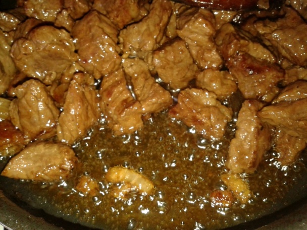 Hovädzie kocky na smotane s klobásou a fazuľkami (fotorecept) - obrázok 9