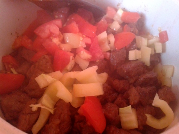 Hovädzie kocky na smotane s klobásou a fazuľkami (fotorecept) - obrázok 10