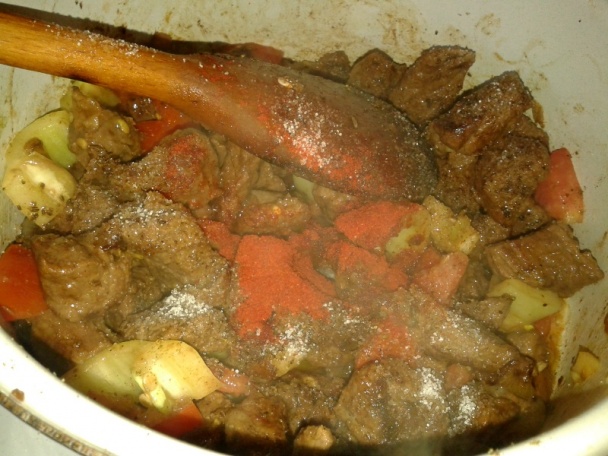 Hovädzie kocky na smotane s klobásou a fazuľkami (fotorecept) - obrázok 11