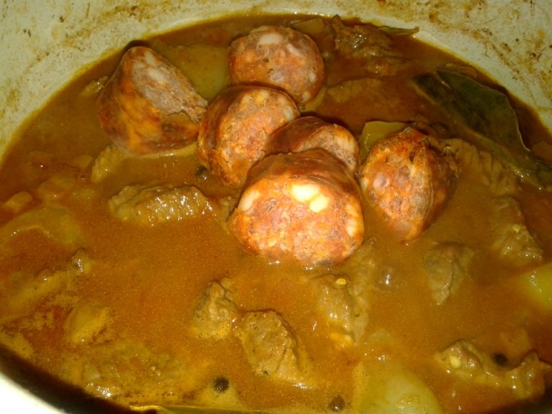 Hovädzie kocky na smotane s klobásou a fazuľkami (fotorecept) - obrázok 13