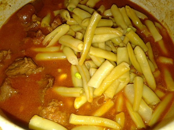 Hovädzie kocky na smotane s klobásou a fazuľkami (fotorecept) - obrázok 14