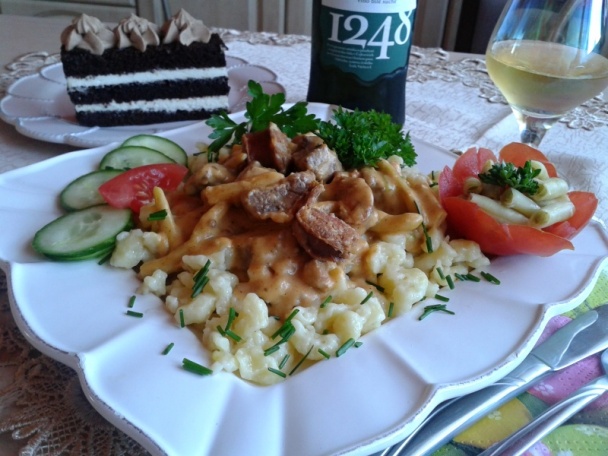 Hovädzie kocky na smotane s klobásou a fazuľkami (fotorecept) - obrázok 17