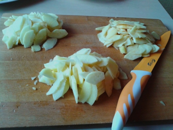 Jablková piškóta s hroznovým lekvárom (fotorecept) - obrázok 2