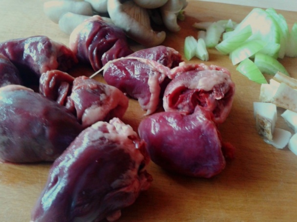 Morčacie srdiečka s hlivou na smotane so zemiakovou knedľou (fotorecept) - obrázok 1