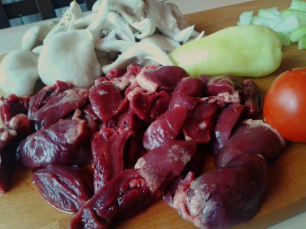 Morčacie srdiečka s hlivou na smotane so zemiakovou knedľou (fotorecept) - obrázok 2