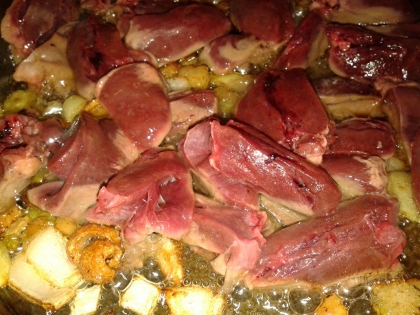 Morčacie srdiečka s hlivou na smotane so zemiakovou knedľou (fotorecept) - obrázok 4