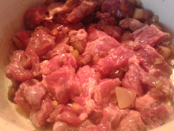 Hovädzie kocky na ružovom víne s farebnou knedľou (fotorecept) - obrázok 4