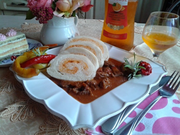 Hovädzie kocky na ružovom víne s farebnou knedľou (fotorecept) - obrázok 19