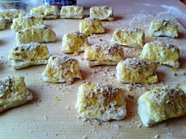 Kysnuté sadlové šatôčky s vanilkou a orechovým posypom (fotorecept) - obrázok 14