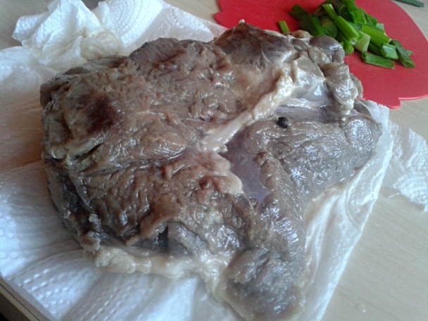 V celosti pečené baranie stehno s medvedím cesnakom a červeným vínom (fotorecept) - obrázok 2