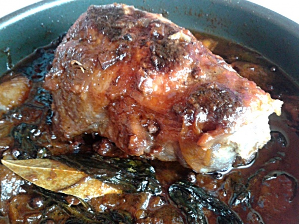 V celosti pečené baranie stehno s medvedím cesnakom a červeným vínom (fotorecept) - obrázok 6