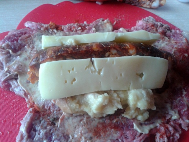 Plnené hovädzie rolky na šampiňónoch, červenom víne s čerstvou saturejkou (fotorecept) - obrázok 5