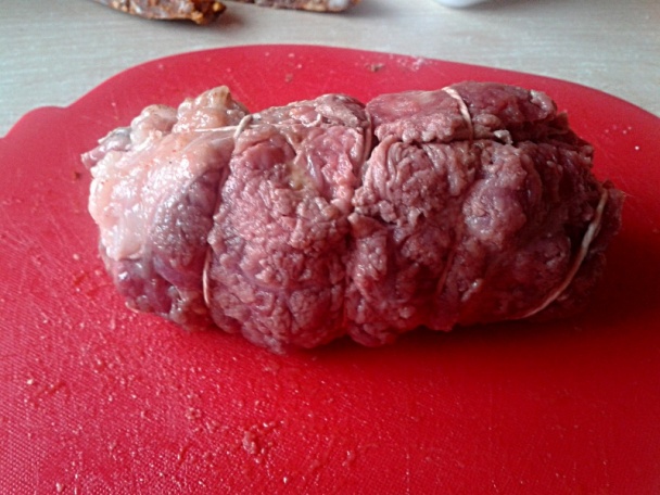 Plnené hovädzie rolky na šampiňónoch, červenom víne s čerstvou saturejkou (fotorecept) - obrázok 6