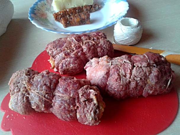 Plnené hovädzie rolky na šampiňónoch, červenom víne s čerstvou saturejkou (fotorecept) - obrázok 7