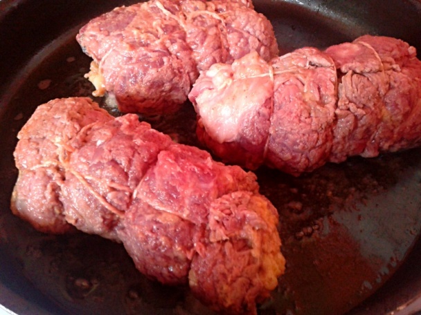 Plnené hovädzie rolky na šampiňónoch, červenom víne s čerstvou saturejkou (fotorecept) - obrázok 8