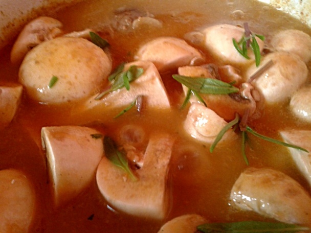 Plnené hovädzie rolky na šampiňónoch, červenom víne s čerstvou saturejkou (fotorecept) - obrázok 11