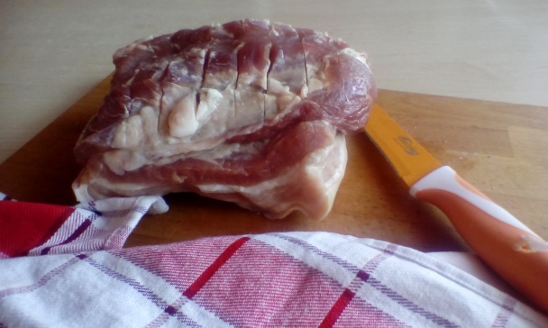 Pečený bravčový bôčik s uhorkovou omáčkou (fotorecept) - obrázok 1