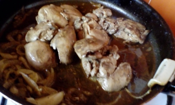 Kačacia pečeň s jablkami na červenom víne s karamelom (fotorecept) - obrázok 4