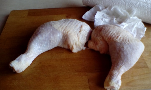 Panvicové pečené kuracie stehná na červenom víne s karamelizovanou dulou (fotorecept) - obrázok 1