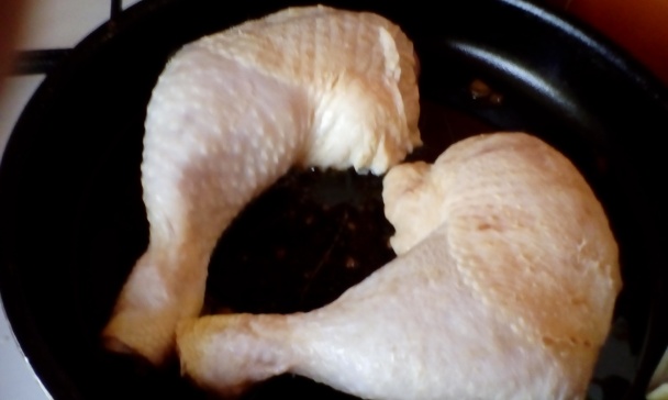 Panvicové pečené kuracie stehná na červenom víne s karamelizovanou dulou (fotorecept) - obrázok 3