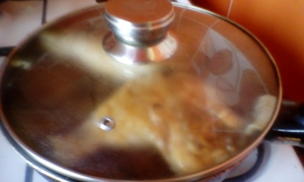 Panvicové pečené kuracie stehná na červenom víne s karamelizovanou dulou (fotorecept) - obrázok 8