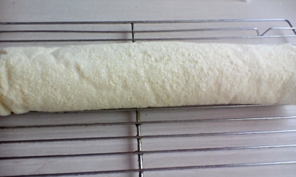 Novoročná kivi roláda s marhuľovým a jahodovým lekvárom (fotorecept) - obrázok 4