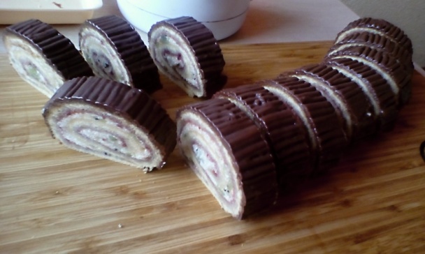 Novoročná kivi roláda s marhuľovým a jahodovým lekvárom (fotorecept) - obrázok 9