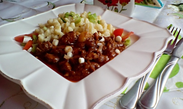 Novoročný bravčovo-hovädzí perkelt na červenom víne s ríbezľovým lekvárom (fotorecept) - obrázok 11