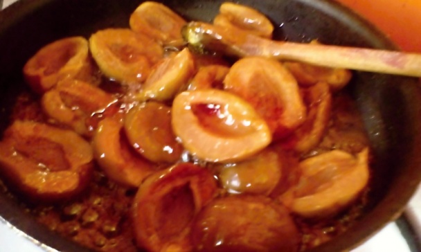 Klobásou plnená bravčová sviečková s karamelizovanými slivkami (fotorecept) - obrázok 10