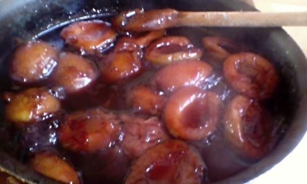 Klobásou plnená bravčová sviečková s karamelizovanými slivkami (fotorecept) - obrázok 11