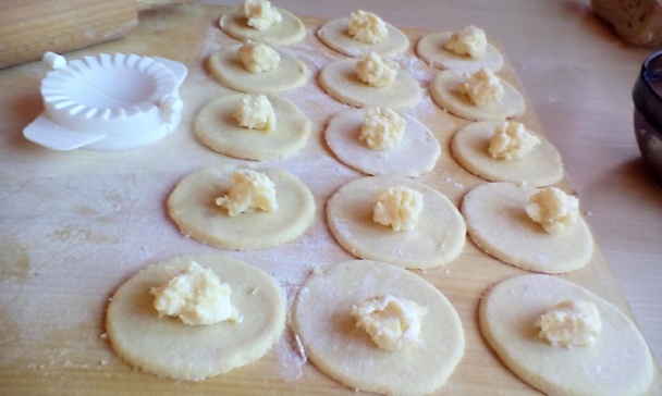 Bryndzové pirohy so slaninou a s cibuľkou (fotorecept) - obrázok 5