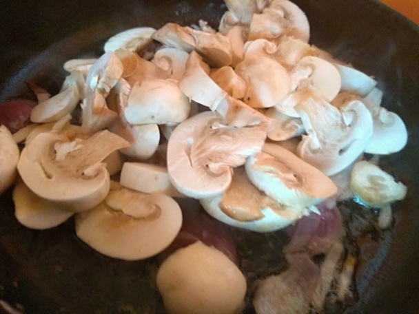 Bravčová krkovička na póre a červenom víne so šampiňónmi (fotorecept) - obrázok 7