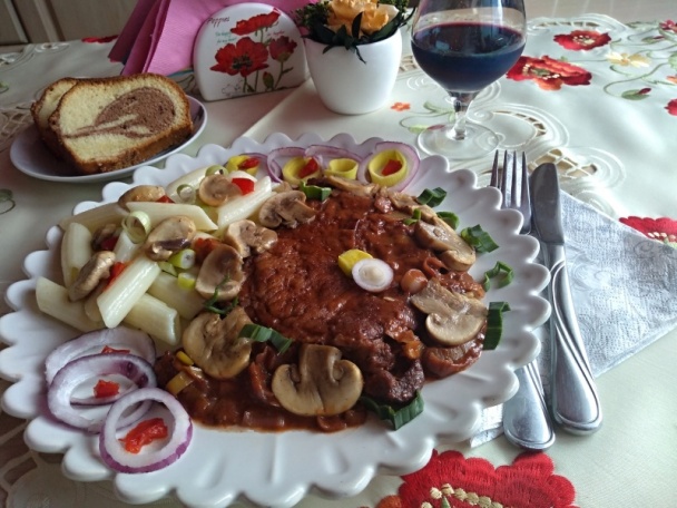 Bravčová krkovička na póre a červenom víne so šampiňónmi (fotorecept) - obrázok 9