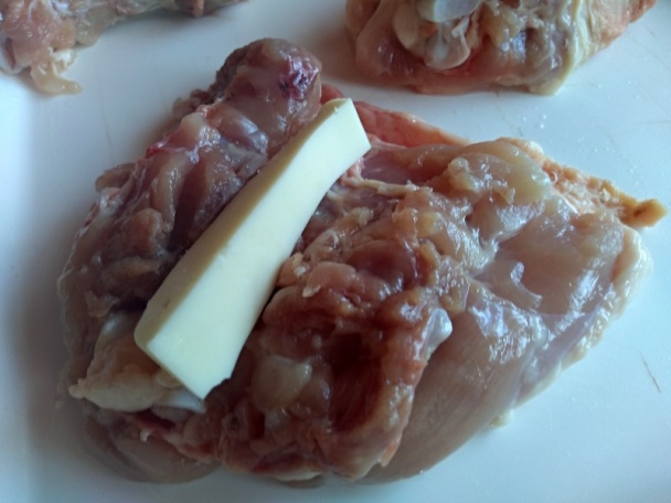 Pečené horné kuracie stehná plnené syrom (fotorecept) - obrázok 3
