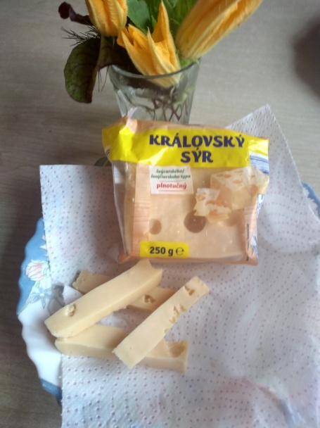 Kráľovským syrom plnené tekvicové kvety vo vínovom cestíčku (fotorecept) - obrázok 1