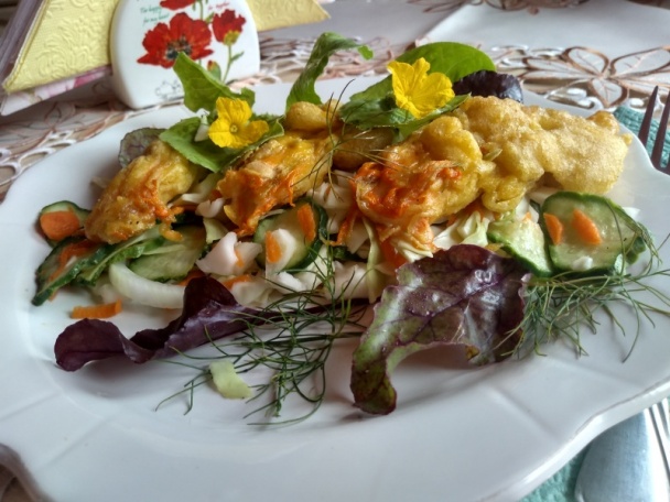 Kráľovským syrom plnené tekvicové kvety vo vínovom cestíčku (fotorecept) - obrázok 7