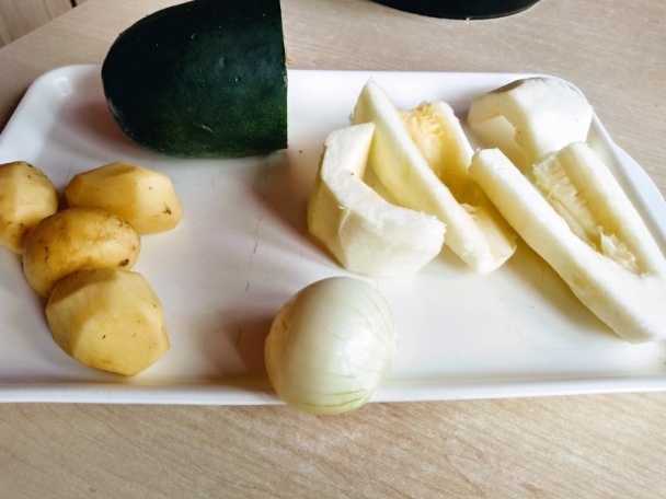 Kyslá cuketová polievka s klobásovými guľkami (fotorecept) - obrázok 1