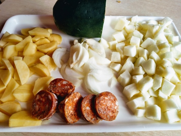 Kyslá cuketová polievka s klobásovými guľkami (fotorecept) - obrázok 2