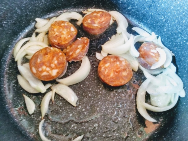 Kyslá cuketová polievka s klobásovými guľkami (fotorecept) - obrázok 3