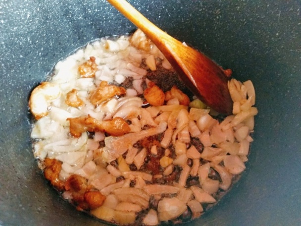 Hovädzí guláš s červenou fazuľou a záhradnou majoránkou (fotorecept) - obrázok 2