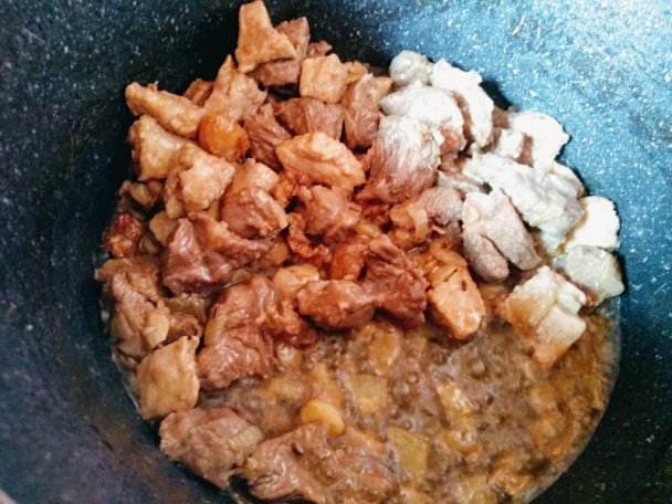 Hovädzí guláš s červenou fazuľou a záhradnou majoránkou (fotorecept) - obrázok 4