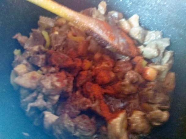 Hovädzí guláš s červenou fazuľou a záhradnou majoránkou (fotorecept) - obrázok 5