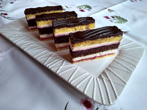 Obyčajné piškótové rezy s cviklovým lekvárom (fotorecept) - obrázok 12