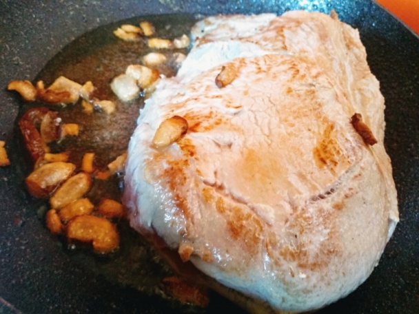 Bravčová krkovička na víne a hrášku (fotorecept) - obrázok 2