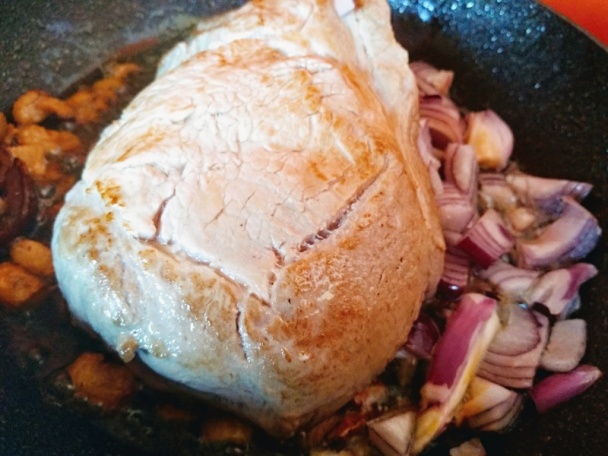 Bravčová krkovička na víne a hrášku (fotorecept) - obrázok 4