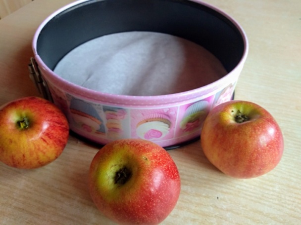 Jablkový koláč len zo 4 surovín (fotorecept) - obrázok 1