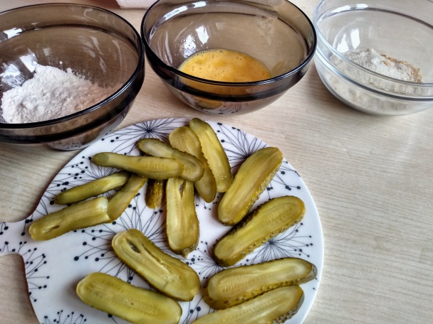 Vyprážané zavárané uhorky s jogurtovo-kôprovým dipom (fotorecept) - obrázok 4