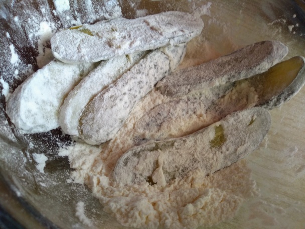 Vyprážané zavárané uhorky s jogurtovo-kôprovým dipom (fotorecept) - obrázok 5