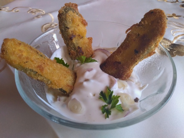 Vyprážané zavárané uhorky s jogurtovo-kôprovým dipom (fotorecept) - obrázok 13